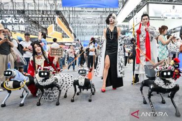Konferensi Robot Dunia 2026 pamer teknologi masa depan, ada robot lipat baju, main piano hingga bertarung