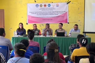 Undana memperkuat Pemdes Tesabela awasi sampah pesisir