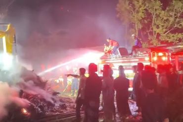 Damkartan gabungan padamkan kebakaran rumah adat Sade di Lombok Tengah