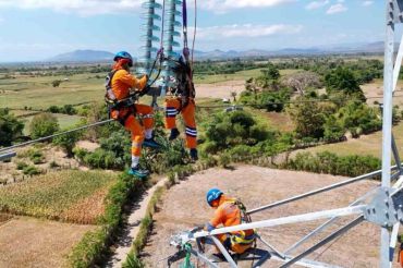 PLN rawat jaringan transmisi hingga pelosok Pulau Sumbawa