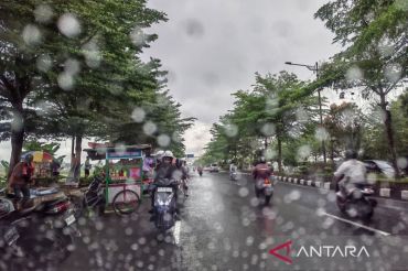Cuaca berawan hingga hujan ringan berpotensi dominasi sebagian wilayah Indonesia