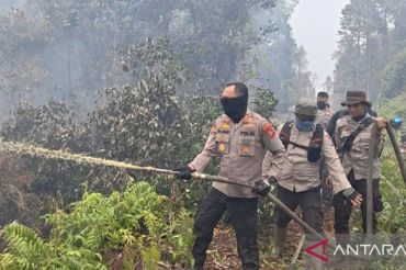 Bersama Tim, Kapolres Inhu berjibaku lakukan pemadaman kebakaran di Tanah Sitaan Negara
