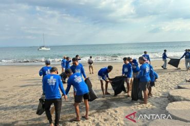 Demokrat Lombok Barat bersihkan sampah di Pantai Batu Bolong