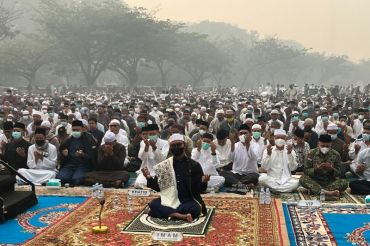 Ribuan warga Pontianak laksanakan shalat mohon turun hujan di tengah kabut asap