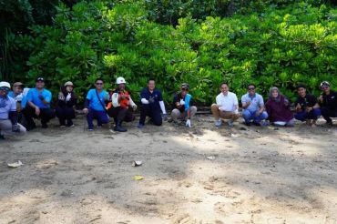 PT Vale gandeng Unhas dan relawan rehabiltasi pesisir Luwu Timur