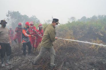 Bupati Sahalahuddin turun ke lokasi penanganan karhutla di Desa Trahean
