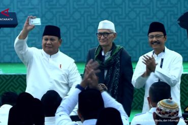 Presiden Prabowo terima kartu anggota NU seumur hidup