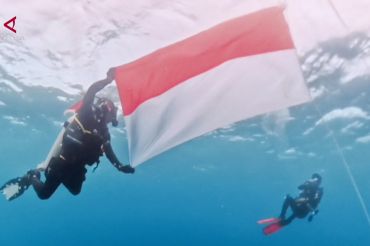 Pengibaran bendera di bawah laut warnai HUT RI di Pulau Miang Kaltim