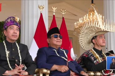 Prabowo diapit Jokowi dan Gibran, Mensesneg: Bentuk rasa hormat