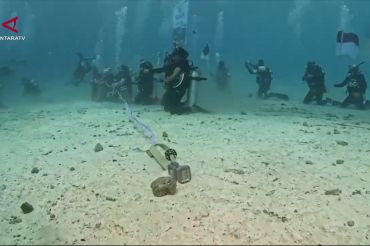 Puluhan penyelam gelar upacara bendera di bawah laut Jayapura