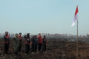 Merah Putih berkibar di tengah asap karhutla, relawan tetap berjuang