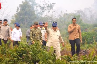 Tiba di Kalbar, Presiden pimpin rapat dan tinjau lokasi karhutla