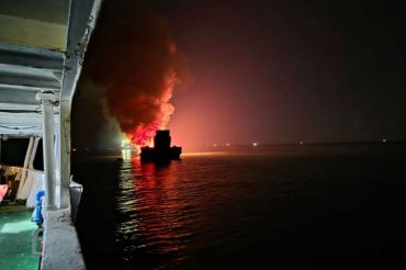 Basarnas Kendari evakuasi 13 korban KM Legenda Nusantara 99 terbakar di perairan Kabaena