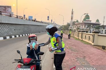 Polwan bagikan 1.000 masker untuk antisipasi dampak karhutla ke warga Palembang