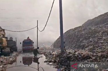 Sejumlah titik api masih terlihat, armada pemadam masih disiagakan di TPA Putri Cempo
