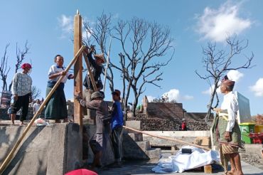 Warga Sade gelar tradisi "nyemulak" tanda pembangunan kembali rumah adat