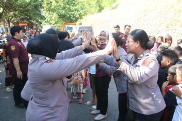 Polda Papua beri "trauma healing" bagi anak korban kebakaran di Mandala