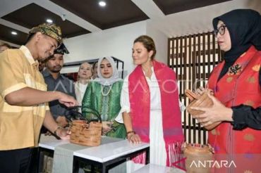 Putri Mahkota Victoria kagumi keberagaman kerajinan khas NTB