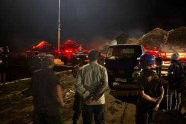 Kapal pengangkut batubara terbakar di perairan Lombok Timur