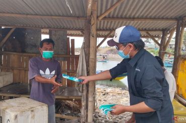 LKBN ANTARA bagikan masker untuk warga terdampak paparan abu Krakatau