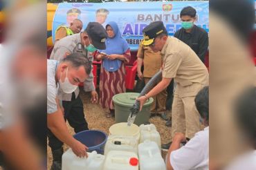 Gubernur Kalteng kawal langsung pendistribusian air bersih kepada warga
