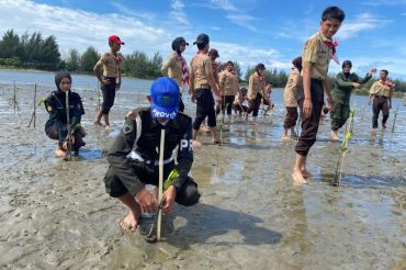 Kodim 0101/KBA libatkan generasi muda tanam mangrove di pesisir Aceh Besar
