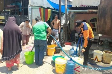 Kemarau ekstrem, BPBD Makassar distribusikan 2 juta liter air untuk warga