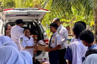 Disdik Kota Jayapura bagi sepatu sekolah bagi siswa korban kebakaran