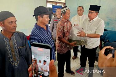 Pemkab Natuna salurkan 55 ribu benih ikan untuk pokdakan