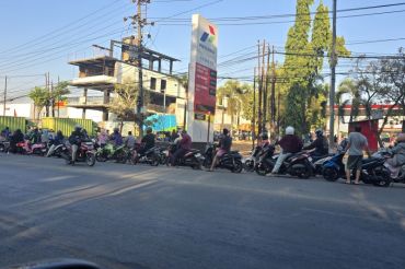 Warga Makassar rela "subuhan" di SPBU demi antre dapat BBM