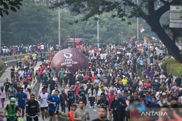 Parade bola raksasa untuk pengenalan ajang FIFA ASEAN Cup 2026 kepada masyarakat
