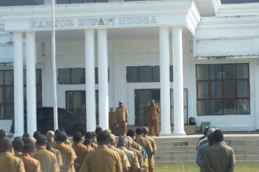 Bupati Nduga ancam tahan gaji ASN yang tidak berkantor
