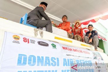 Mereka berijab kabul di truk tanki air