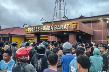 TNI membantu Polres Sumba Barat redam ketegangan massa