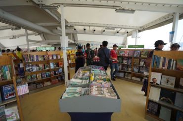 Kapal MV Doulos Hope menunda operasional perpustakaan