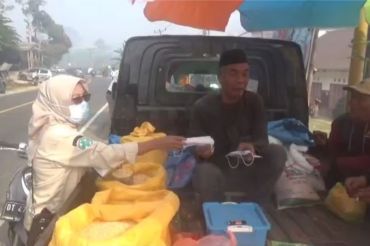 Koltim bagikan tiga ribu masker mitigasi dampak kabut asap karhutla