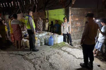 Polsek Tallo salurkan 450 liter air bersih di wilayah krisis air