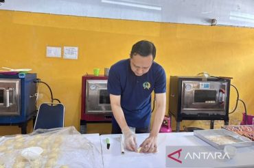 Lapas Kendari latih warga binaan produksi roti dan pemasaran untuk bekal kemandirian