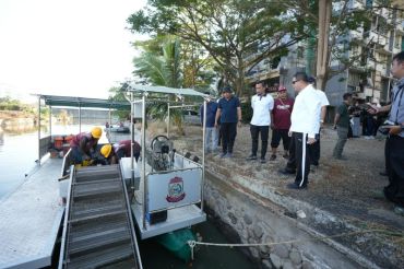 Pemkot Makassar bersih-bersih Pantai Losari peringati WCD