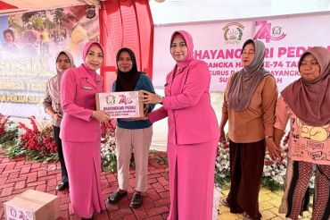 Bhayangkari Sulteng salurkan 100 paket sembako untuk masyarakat