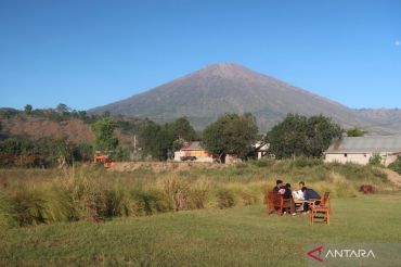 Gunung Rinjani berstatus Waspada sejak 2015