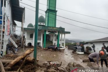 Korban banjir bandang Arosuka diungsikan ke rumah dinas Wabup Solok