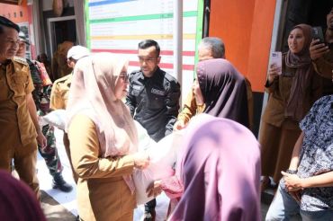 Bupati Gowa salurkan bantuan pangan di Kecamatan Parigi