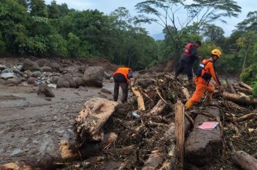 SAR cari dua warga yang hilang akibat banjir bandang di Solok