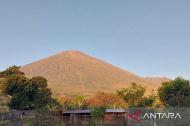 Jalur pendakian Gunung Rinjani lewat Torean terbakar