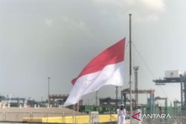 Bendera Merah Putih akhirnya berkibar di kapal induk KRI Sriwijaya-100