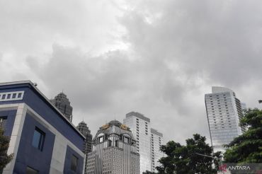 Cuaca di sebagian besar Indonesia diguyur hujan ringan pada Kamis