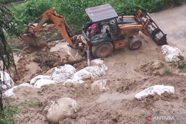 Pemkab Agam turunkan alat berat bersihkan material timbun jalan Kelok 44