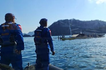 Polisi selamatkan 13 wisatawan korban kapal wisata tenggelam di perairan Labuan Bajo