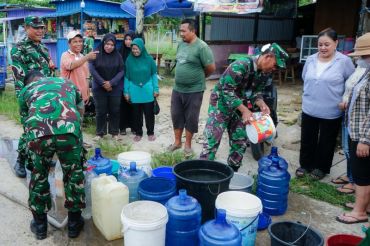 Kodim Tarakan salurkan air bersih ke warga yang kesulitan air